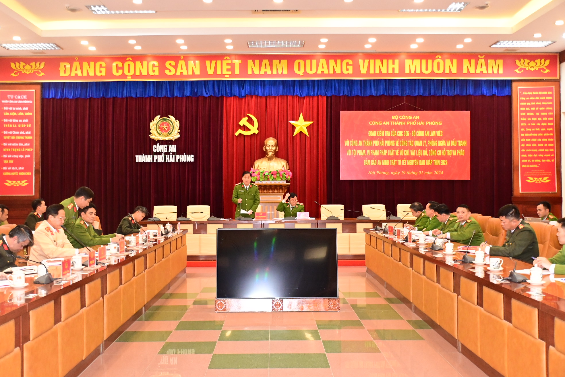 Cục Cảnh sát QLHC về TTXH làm việc về công tác quản lý, phòng ngừa, đấu tranh với tội phạm, vi phạm pháp luật về VK, VLN, CCHT và pháo